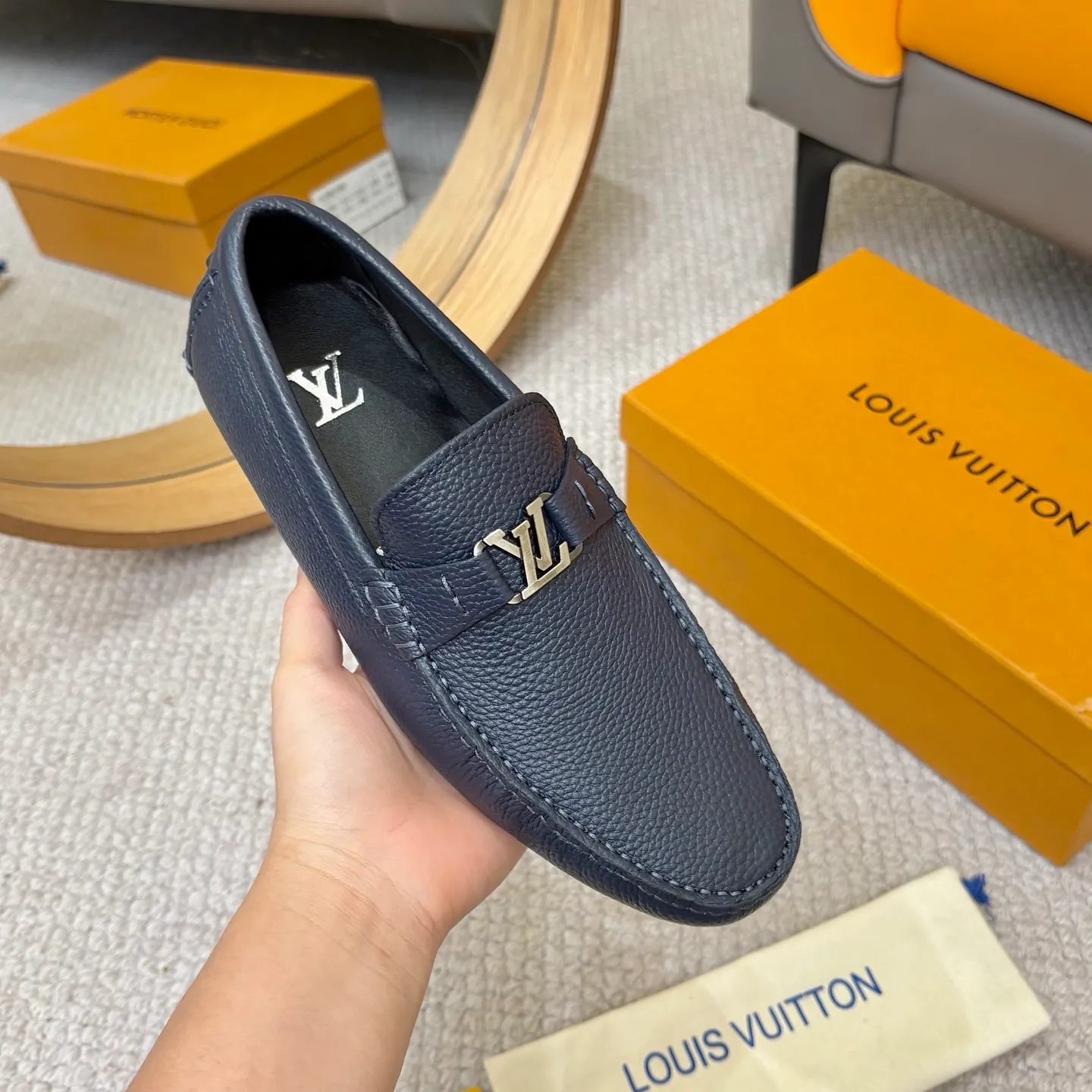Men's men's shoes 💰420 (Yangli) LV 2⃣️0⃣️2⃣️5️⃣Spring and summer counter GLORIA series models ✈️Original factory special leather production, original last type. A classic driving slip-on casual shoe that shows an elegant style with exquisite craftsmanship details such as Monogram embossing all over the upper🌀Italian imported calfskin fabric Sheepskin foot pads➕Inside～Private mold replica sole Unique style Comfortable driving slip-on Size: 4-12 (38-46) Comes with [Counter packaging: original box, wrapping paper, card, instruction manual, shoehorn, cloth bag] No pressure to enter and leave the counter!